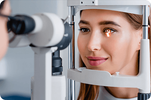 Examen des yeux avec lampe à fente réalisé en clinique d’optométrie