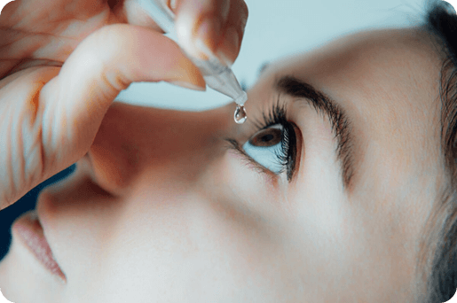Application de gouttes oculaires pour hydrater les yeux, pour soulager la sécheresse oculaire